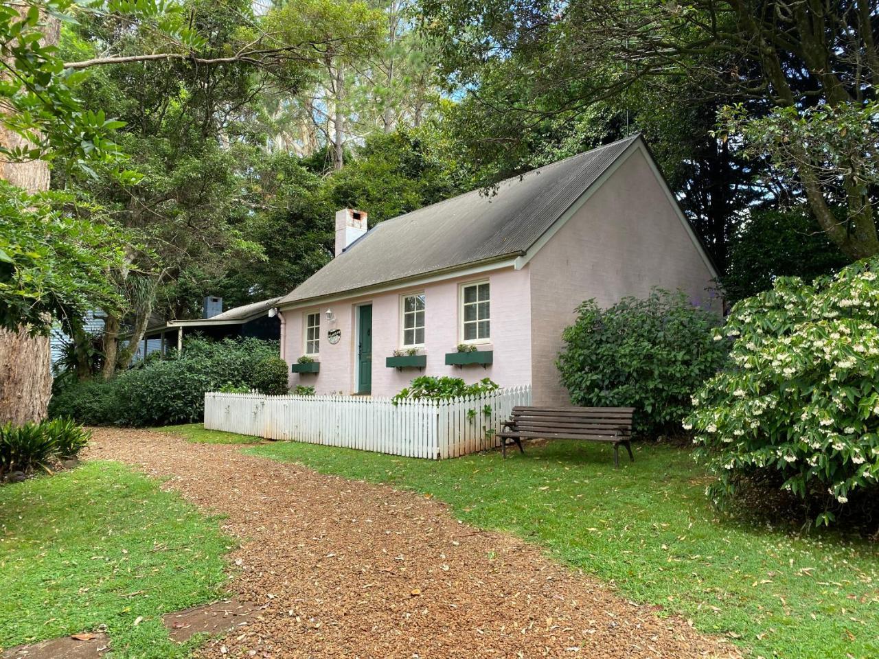 The Romantic Pink English Cottage at Tamborine Mountain — 4-Star Luxury Hotel in Tamborine Mountain, Australia
