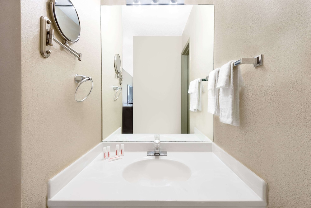Howard Johnson Inn Cleveland Airport - photo 15