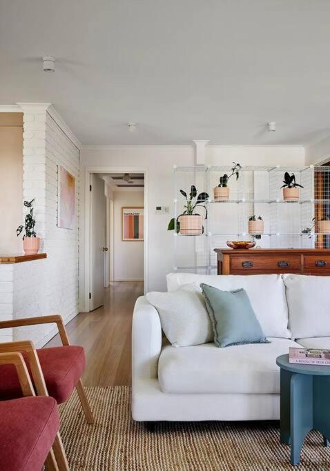 Beachside Retro Retreat Portarlington — Portarlington