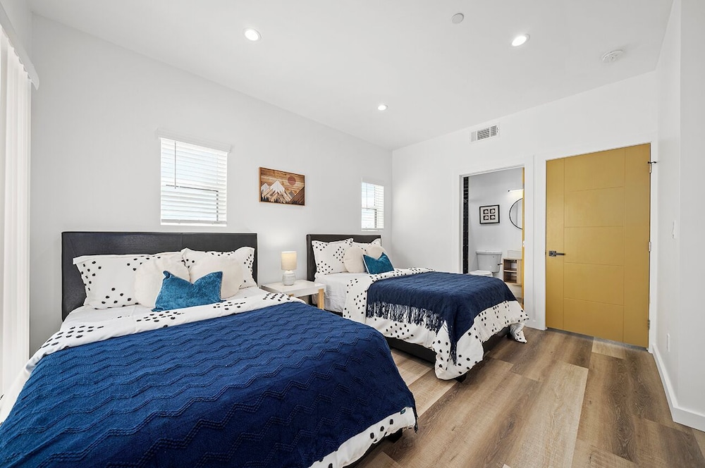 Downtown LA Stylish Bedrooms - photo 22
