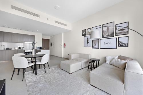 Modern Sophisticated 1 Bedroom in Downtown Dubai — 4-Star Luxury Hotel in Dubai, United Arab Emirates