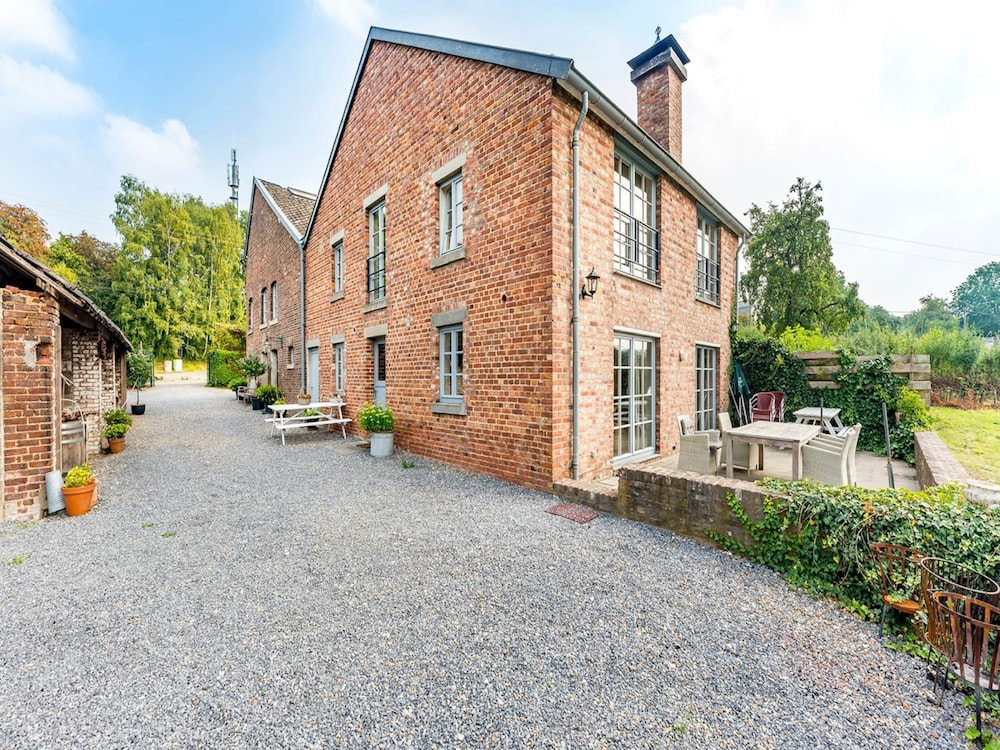 De Appelgaard Voeren Estate — 4-Star Luxury Hotel in Sint-Pieters-Voeren, Belgium