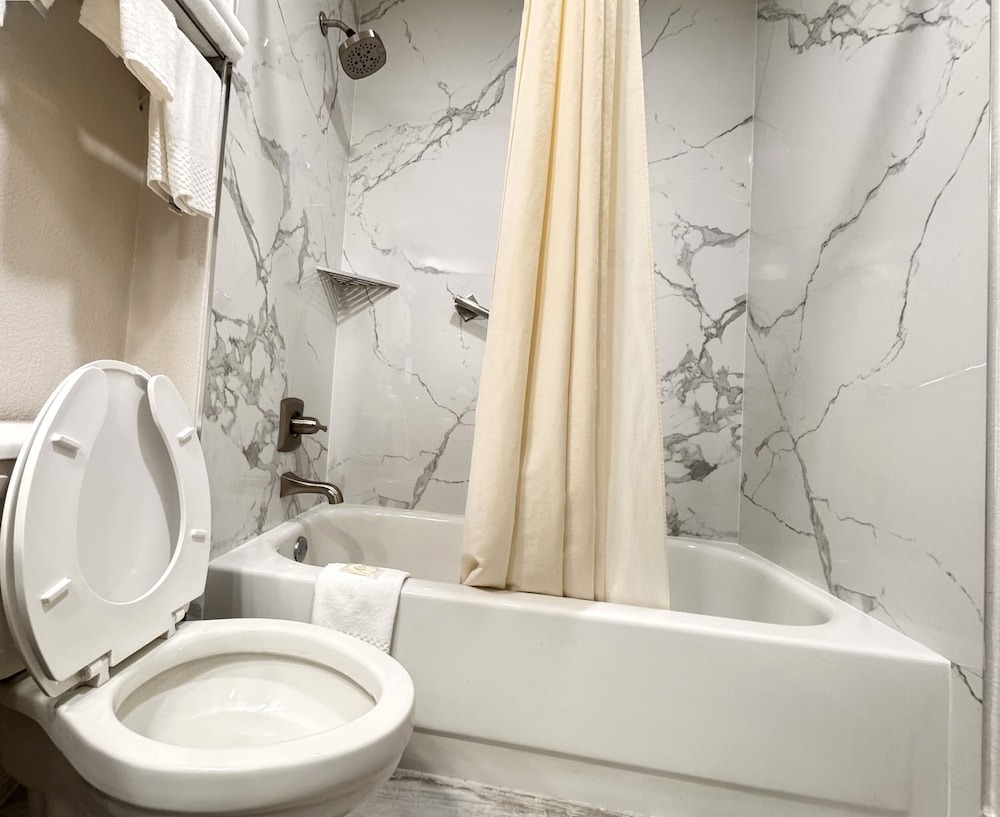 Quality Inn Cleveland North - photo 31