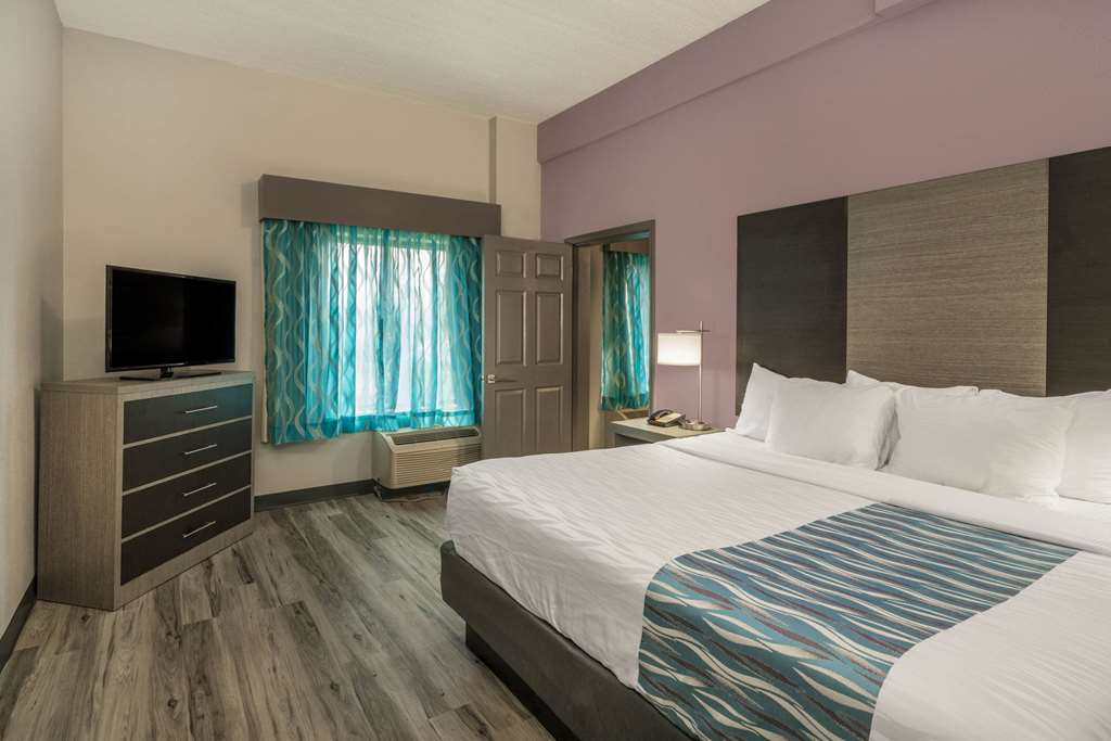 La Quinta Inn & Suites by Wyndham Clarksville - photo 23