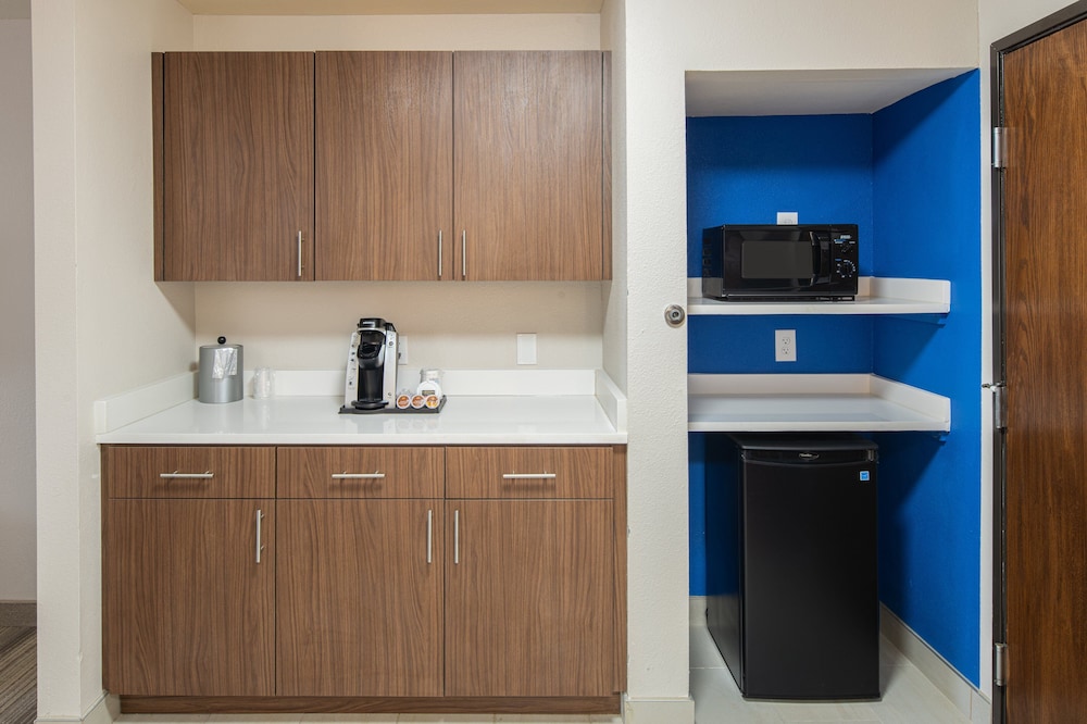 Holiday Inn Express & Suites N Waco Area West by IHG - photo 21