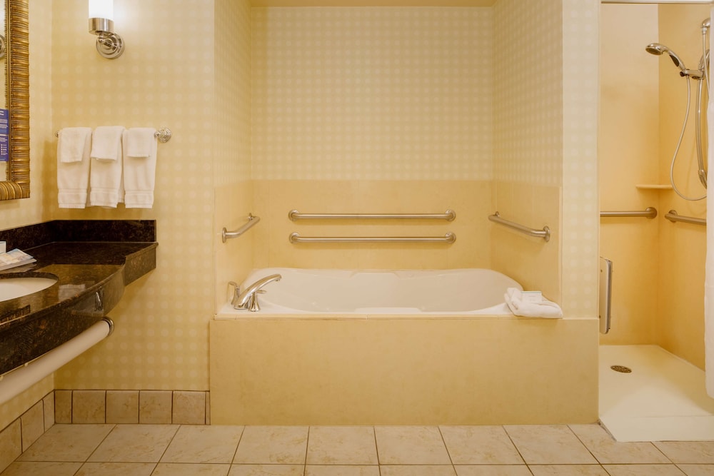 Hilton Garden Inn Cincinnati Blue Ash - photo 15