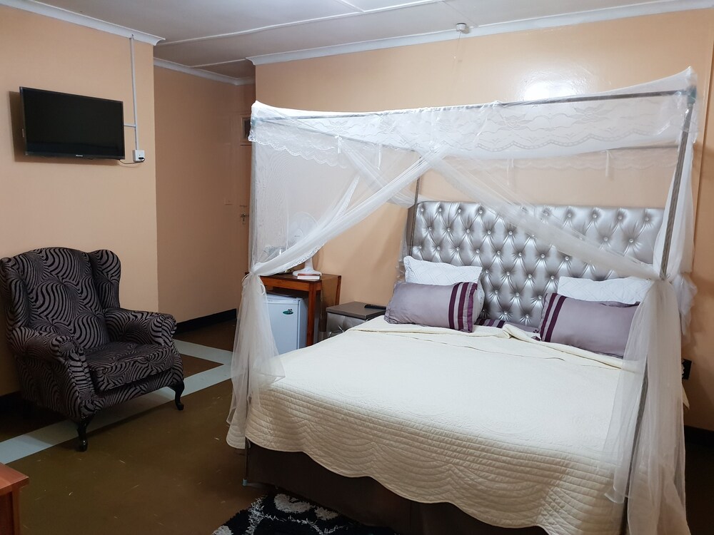 The Oasis Evergreen Lodge 10829557 — Choma
