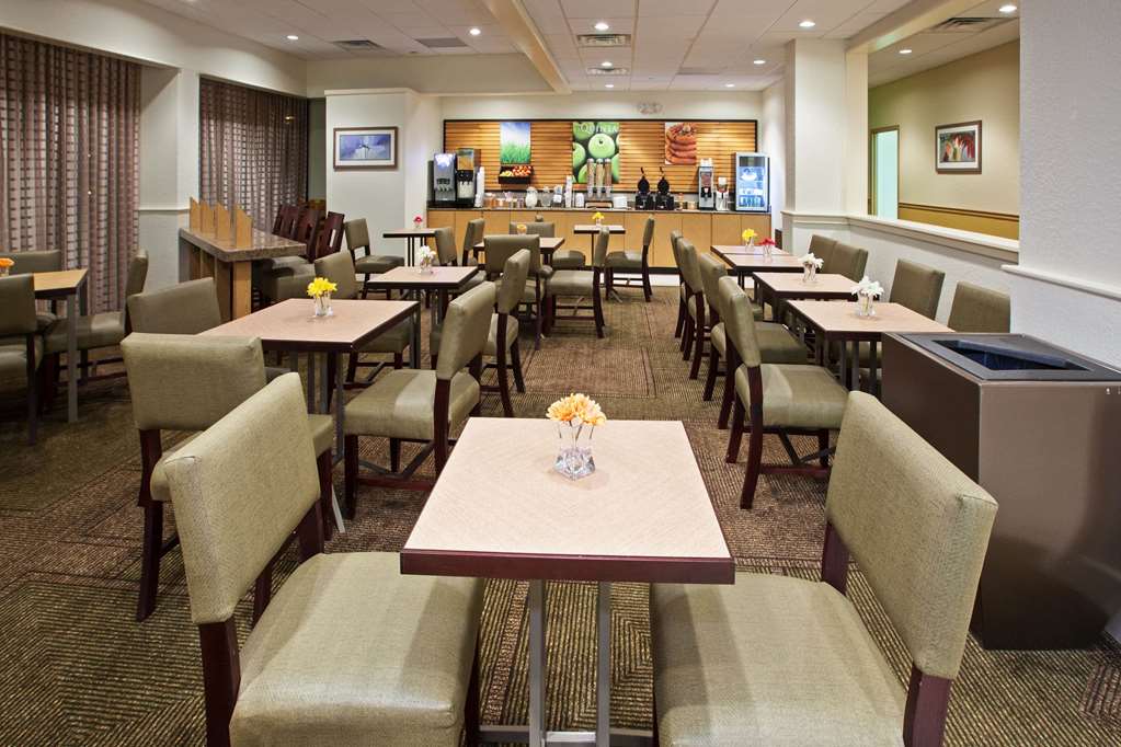 La Quinta Inn & Suites by Wyndham Nashville Airport Opryland - photo 65