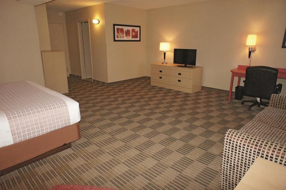 La Quinta Inn & Suites by Wyndham Armonk Westchester - photo 14