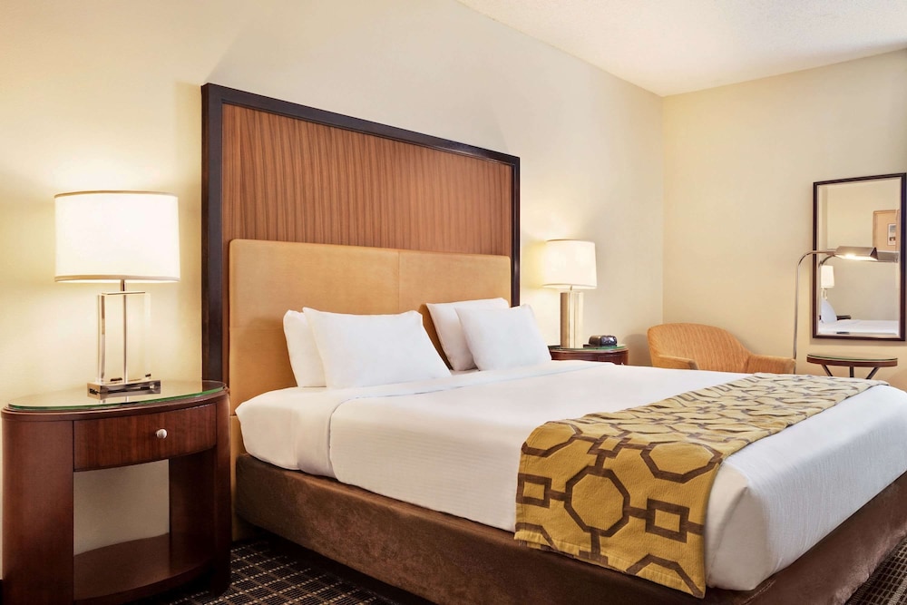 Belmont Inn & Suites - photo 2
