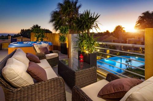 Penthouse Duplex Rooftop Jacuzzi 4 Rooms 6 beds 8 Persons — 4-Star Luxury Hotel in Cascais, Portugal