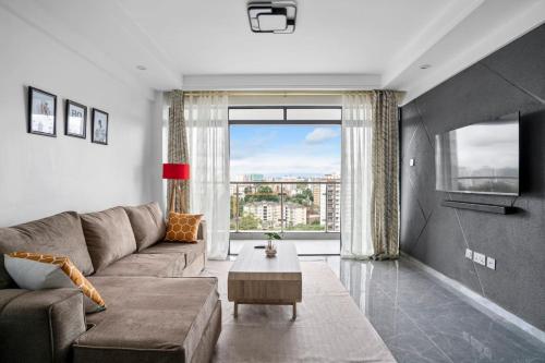 1BR Apartment with Gym King Bed City Views and Prime Location