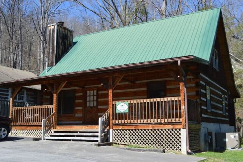 Private yet walking distance to downtown in Gatlinburg, United States