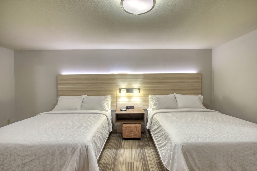 Holiday Inn Express Hotel & Suites Milwaukee Airport by IHG - photo 30