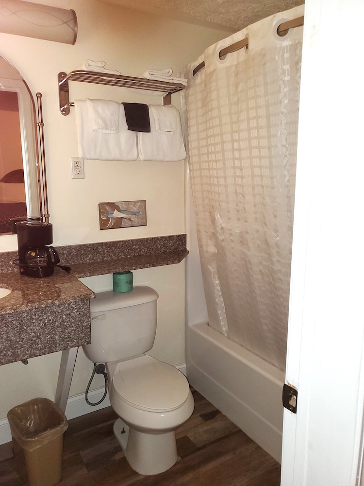 Turnpike Motel - photo 29