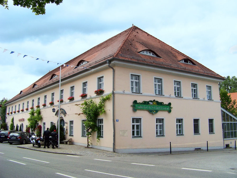 Landgasthof Hotel zur Post — 4-Star Luxury Hotel in Mengkofen, Germany