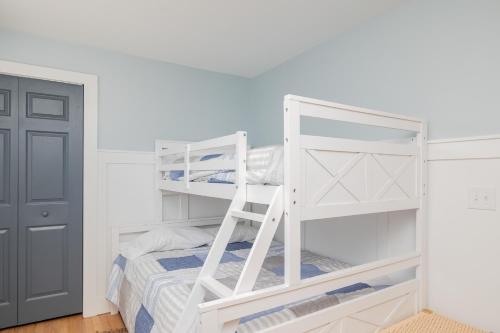 Sawyers Shore Shack by Oak Island Accommodations - photo 19