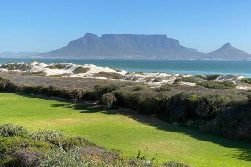 Dolphin Beach Villa E24 direct access to the beach — 4-Star Luxury Hotel in Cape Town, South Africa