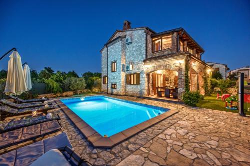 Villa San Andrea ideal for families 8 adults 2 children up to 5 years 1 children up to 1 years — 4-Star Luxury Hotel in Svetvincenat, Croatia