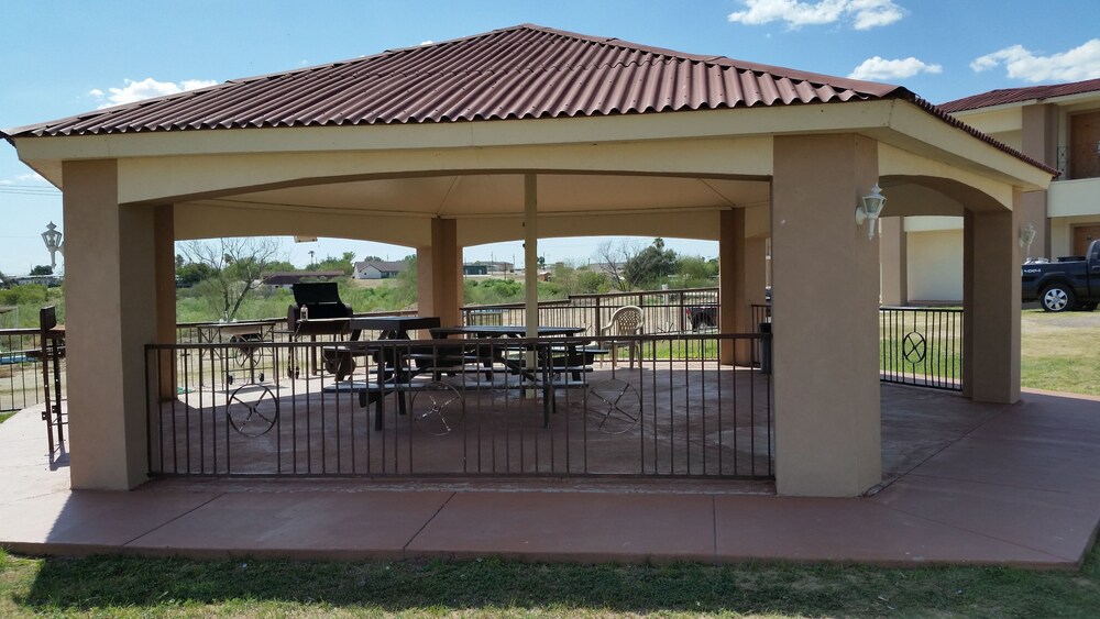 Lakeview Inn & Suites - photo 40