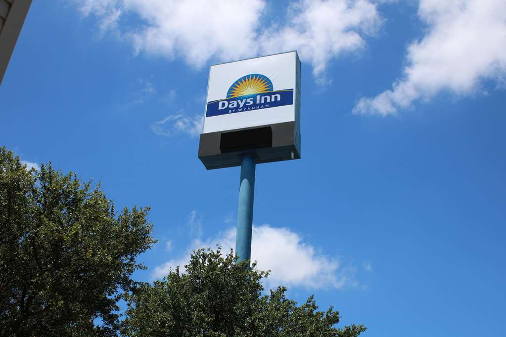 Days Inn by Wyndham Waco University Area - photo 3