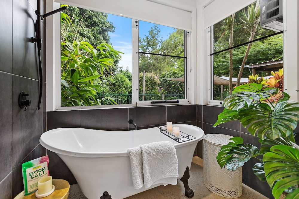 Hideout Machans pool BBQ Beach and Pet Friendly in Cairns, Australia