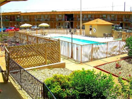 Executive Inn and Suites Springdale - photo 21