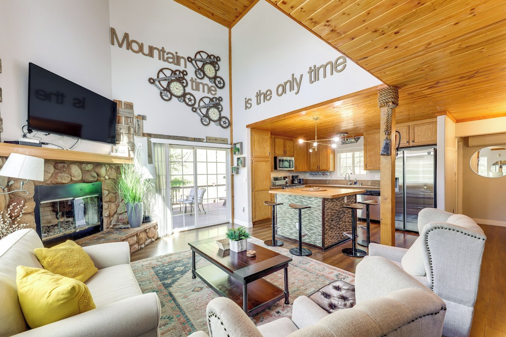 Remodeled Crestline Retreat Walk to Lake Gregory in Crestline, United States