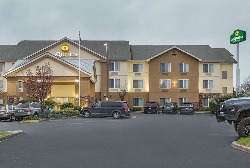 La Quinta Inn & Suites by Wyndham Central Point Medford - photo 2