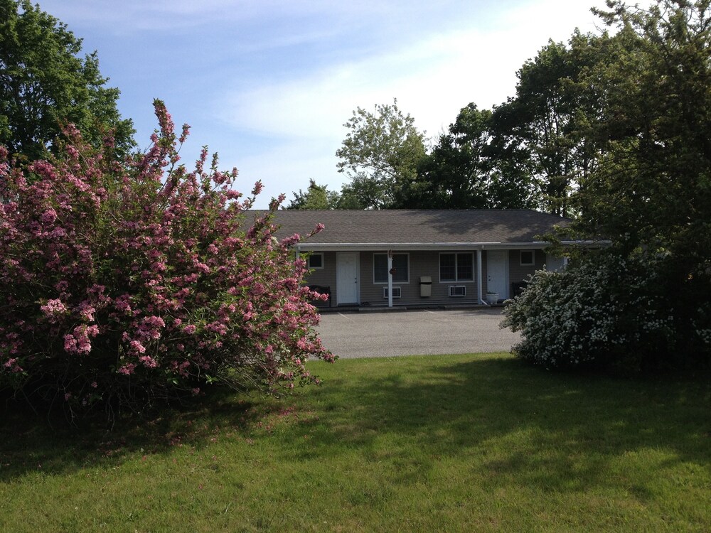 Westhampton Seabreeze Motel - photo 24