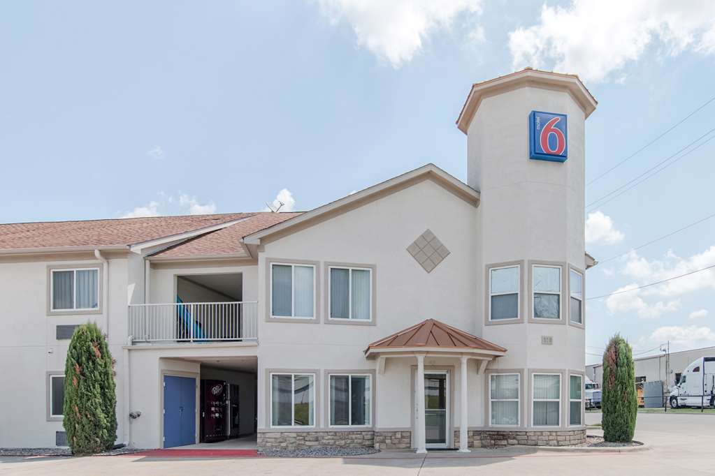 Motel 6 Hutchins - photo 5