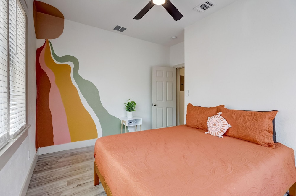 The Retro Retreat Close to Downtown Fort Sam - photo 11