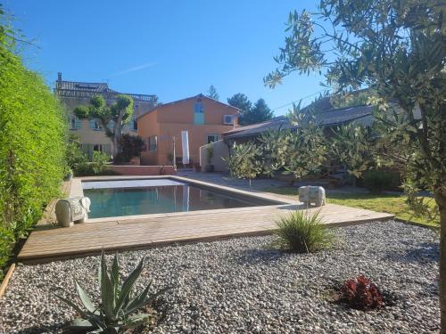 Gîte latelier de Phil et Delfe — 4-Star Luxury Hotel in Sainte-Cecile-Les-Vignes, France