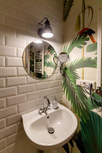 Unique and Beautiful 1BR Apt in Historic Tbilisi by Wehost