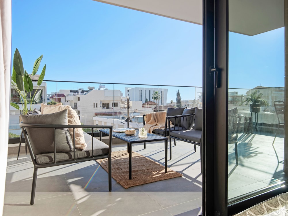 Sanders Crystal 1 Delightful 2 bdr Apt With Shared Pool