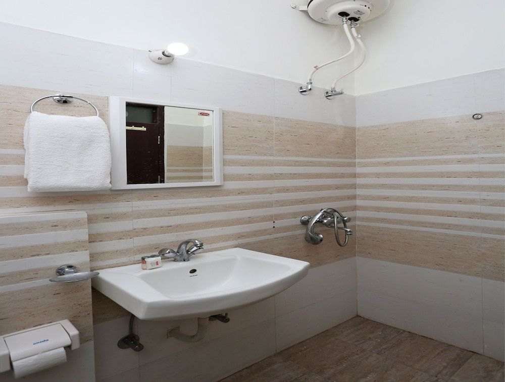 Oyo 14971 C D Guest House