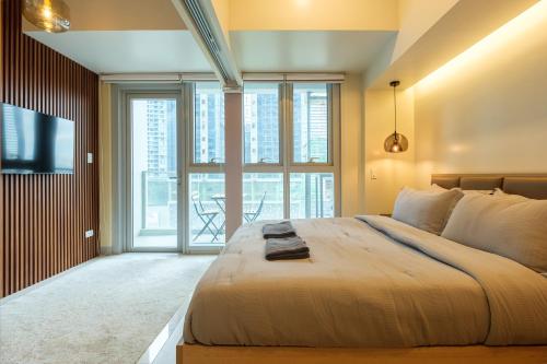 Uptown Parksuites Modern Room — 4-Star Luxury Hotel in Manila, Philippines