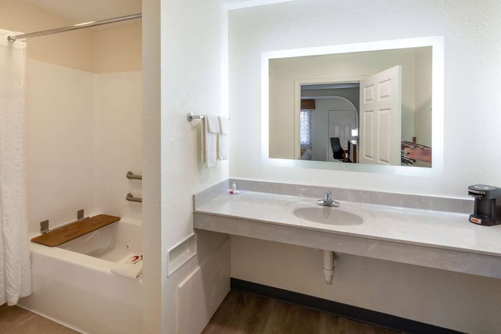 Baymont by Wyndham Biloxi Ocean Springs - photo 10