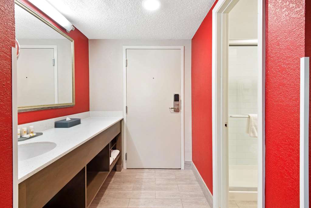 La Quinta Inn & Suites by Wyndham DC Metro Capital Beltway - photo 55