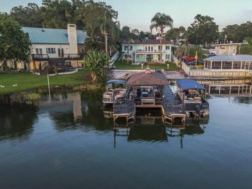 Lakefront Duplex with Pontoon Boat 2 Bedroom Home — 4-Star Luxury Hotel in Mount Dora, United States