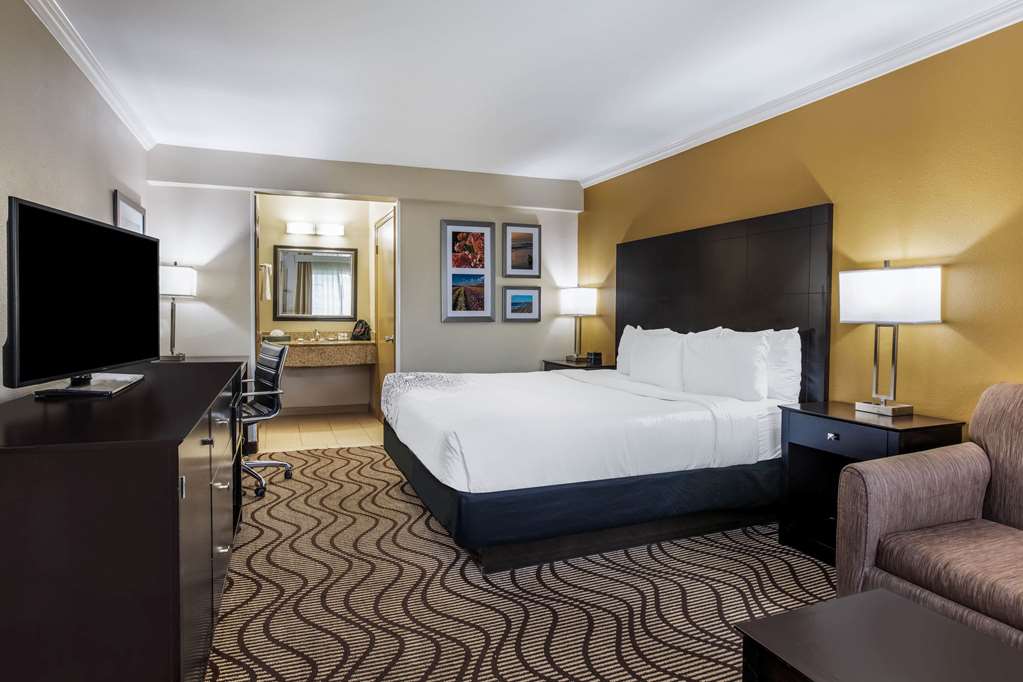 La Quinta Inn & Suites by Wyndham Carlsbad Legoland Area - photo 11