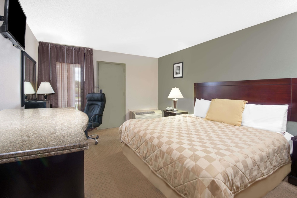 Howard Johnson Inn Cleveland Airport - photo 7