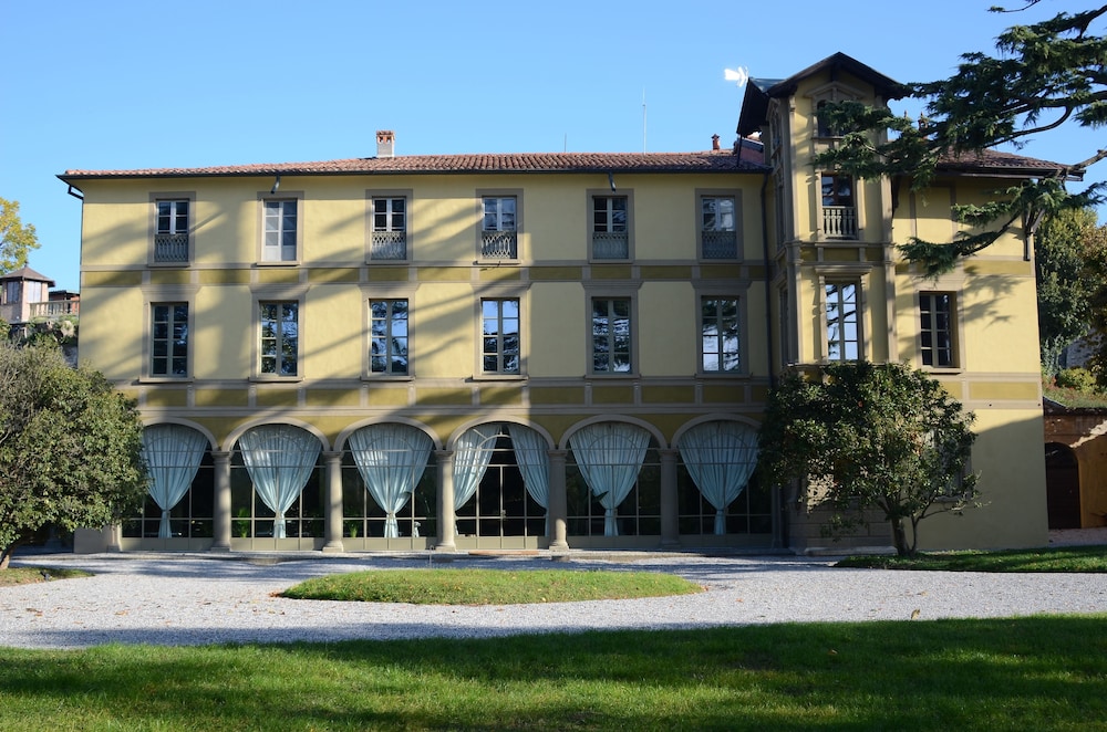 Villa Biondelli — 4-Star Luxury Hotel in Cazzago San Martino-Calino, Italy