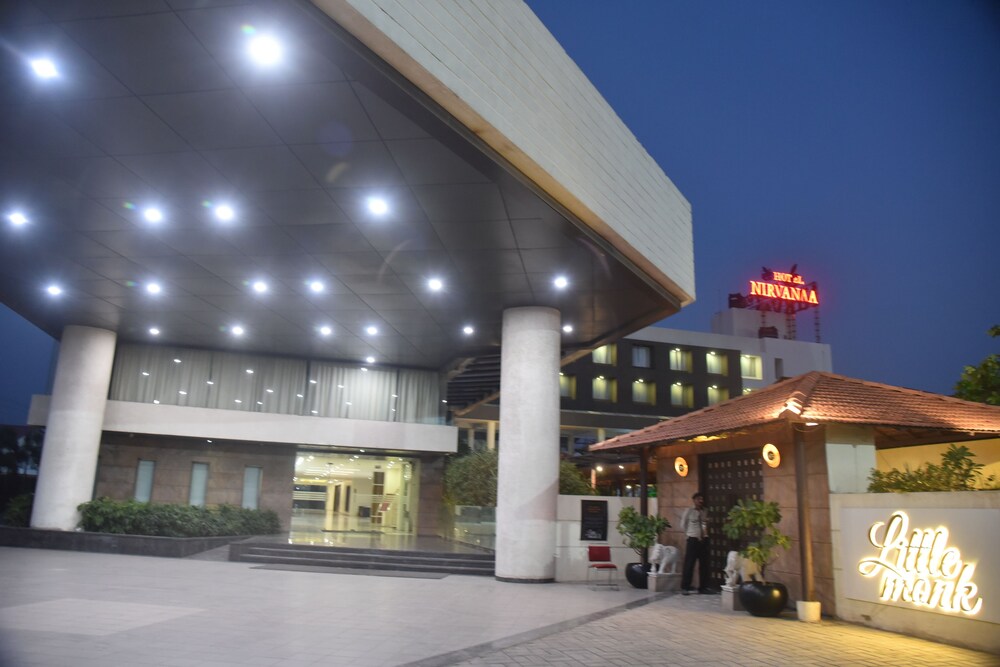 Monk's Nirvanaa Hotel & Resort — hotel in Indore