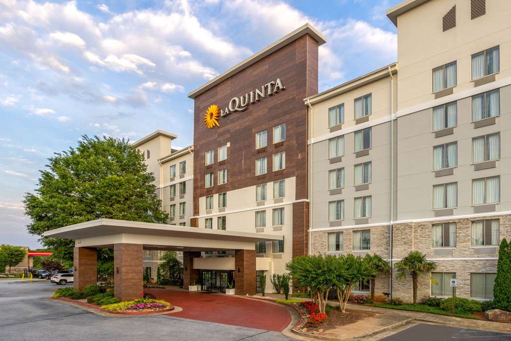 La Quinta Inn & Suites by Wyndham Atlanta Airport North - photo 2