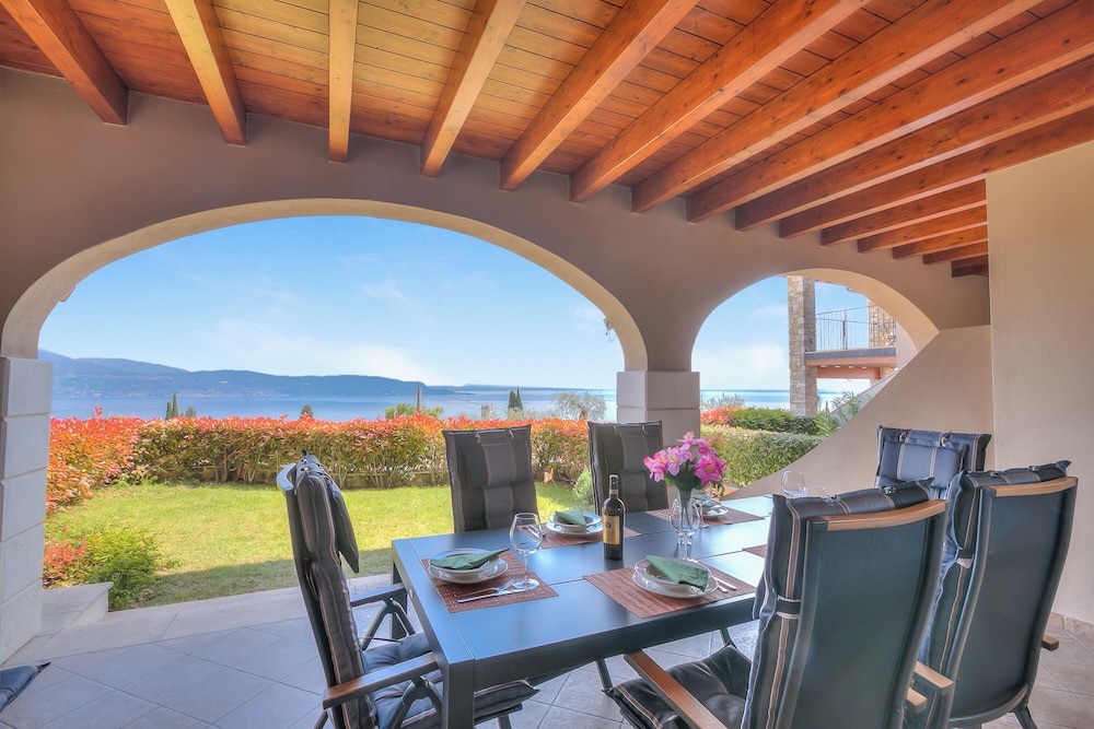 Borgo Belvedere lake View & Shared Pool — 4-Star Luxury Hotel in Toscolano Maderno, Italy