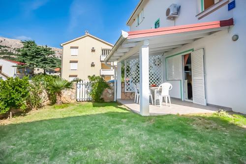 Apartment Damir with Balcony in Quiet Area — 4-Star Luxury Hotel in Baska, Croatia