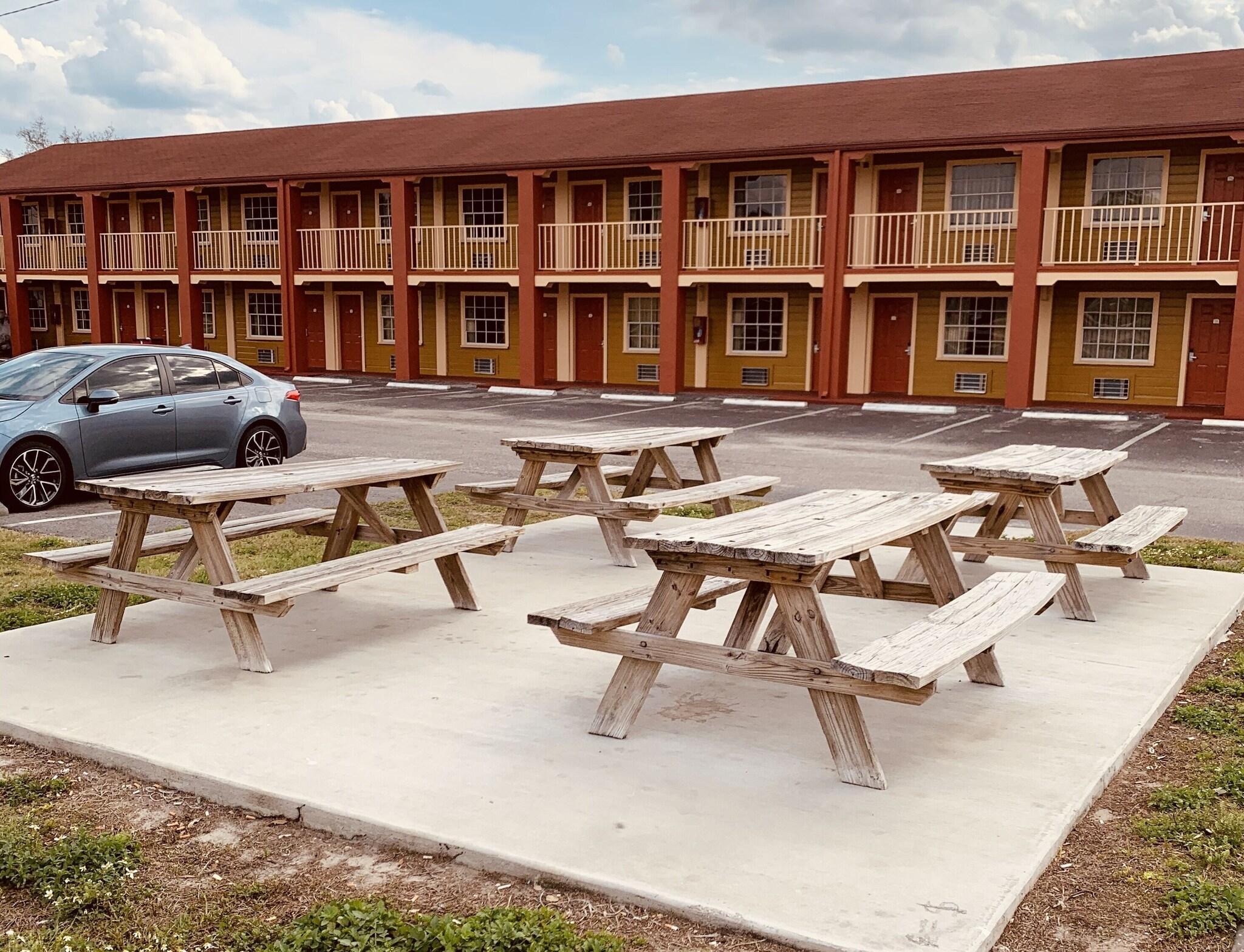 Econo Lodge Inn & Suites Maingate Central - photo 4