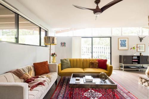 Quaint Uptown Sedona home walking distance to shops — 4-Star Luxury Hotel in Sedona, United States