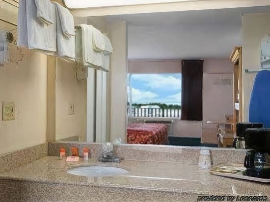 Bayview Inn and Suites - photo 12